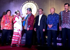 Mama Aleta Raih Yap Thiam Hien Award 2016