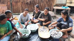 Cerita Perempuan Adat Hadapi Pandemi