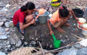 Sumur di Tengah Lapangan Sungai