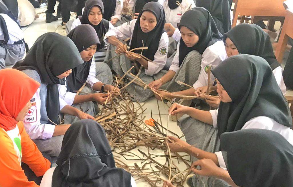 Mengayam  untuk Dukungan Pendidikan Pemimpin Perempuan